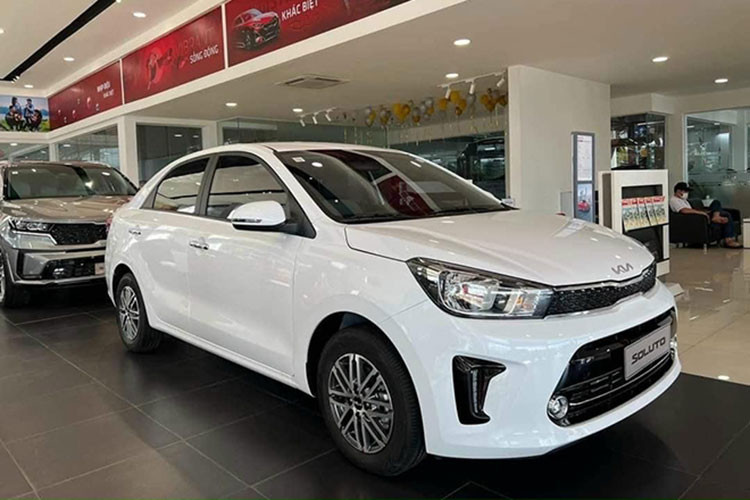 Kia Soluto tại Việt Nam là một mẫu sedan hạng B giá rẻ. Phiên bản Soluto số sàn chỉ có giá vừa hơn 350 triệu đồng. Nếu đang không biết nên mua xe nào tầm trên 350 triệu thì Soluto là một gợi ý đáng để tham khảo.