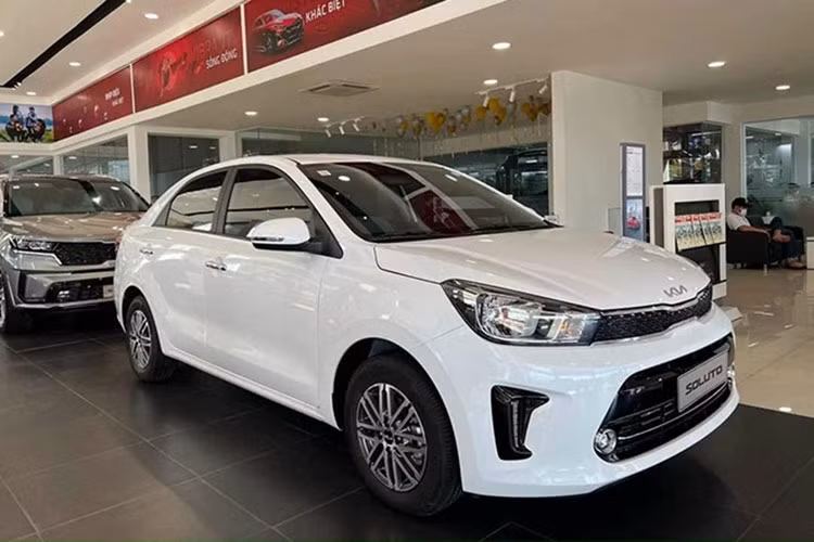 Kia Soluto tại Việt Nam là một mẫu sedan hạng B giá rẻ. Phiên bản Soluto số sàn chỉ có giá vừa hơn 350 triệu đồng. Nếu đang không biết nên mua xe nào tầm trên 350 triệu thì Soluto là một gợi ý đáng để tham khảo.