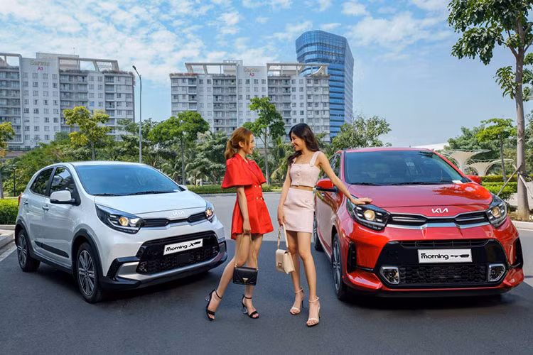 Kia Morning thế hệ mới là mẫu xe hatchback hạng A giá mềm hiện nay. Giá xe Morning số sàn MT chỉ từ 359 triệu, còn bản Morning số tự động AT cũng chỉ từ 389 triệu đồng. Đây được xem là một sự lựa chọn rất hấp dẫn khi chọn mua ôtô mới giá trên 350 triệu. Bên cạnh giá cạnh tranh, Kia Morning còn được đánh giá cao từ thiết kế đến trang bị.