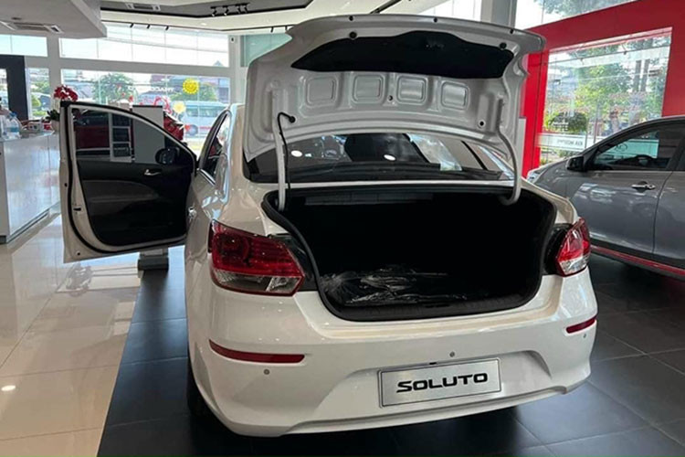 Tuy nhiên do giá rẻ nên hệ thống trang bị trên mẫu xe sedan cỡ B - Kia Soluto không quá hấp dẫn như các mẫu xe Hàn khác đang bán tại Việt Nam. Mức giá xe Kia Soluto MT hiện là 386 triệu. Phiên bản MT Deluxe, AT Deluxe và AT AT Luxury hiện đang bán ra là 418, 446 và 482 triệu đồng.