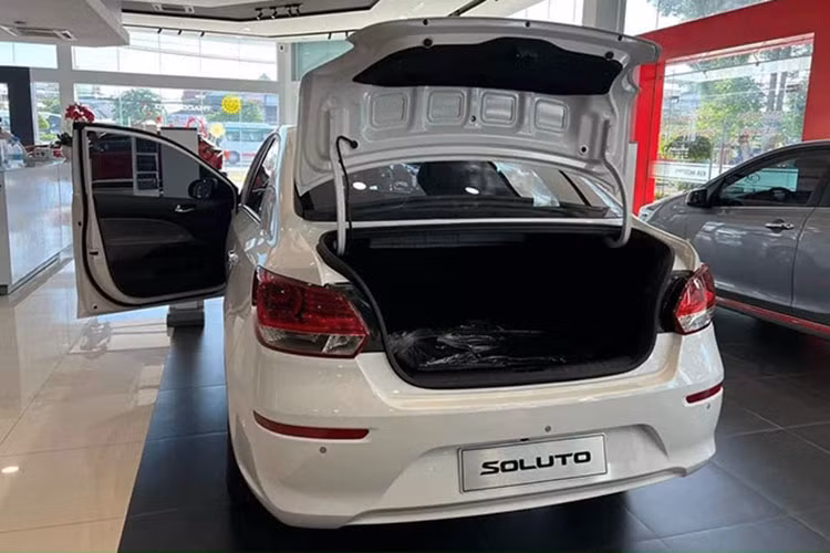 Tuy nhiên do giá rẻ nên hệ thống trang bị trên mẫu xe sedan cỡ B - Kia Soluto không quá hấp dẫn như các mẫu xe Hàn khác đang bán tại Việt Nam. Mức giá xe Kia Soluto MT hiện là 386 triệu. Phiên bản MT Deluxe, AT Deluxe và AT AT Luxury hiện đang bán ra là 418, 446 và 482 triệu đồng.