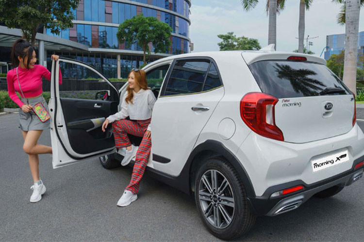 Về vận hành, đa phần người dùng đều đánh giá xe Kia Morning thế hệ mới rất ổn, chạy tốc độ dưới 100 km/h ổn định, chắc chắn. Với kích thước xe nhỏ gọn cho tính linh hoạt cao, vô lăng nhẹ nhàng, động cơ có sức vọt tốt, Morning có thể phát huy tối đa ưu điểm của mình khi đi phố.