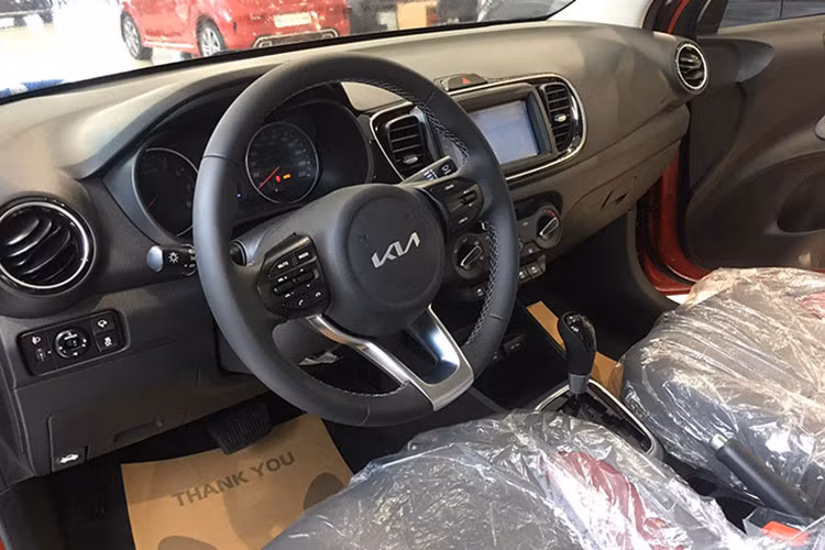 Xe có thiết kế trẻ trung, thừa hưởng được nhiều chất thể thao từ “đàn anh” Kia Cerato. Khoang hành khách khá rộng rãi. Dung tích khoang hành lý lớn bậc nhất phân khúc. Động cơ 1.4L có độ vọt rất ổn, di chuyển thoải mái trong phố.