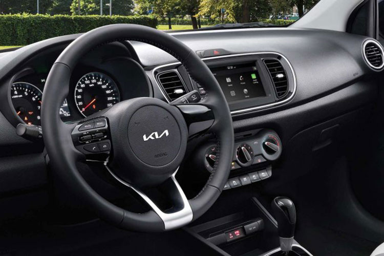 Xe có ngoại hình trẻ trung, thể thao với lưới tản nhiệt mũi hổ đặc trưng. So sánh với các xe ôtô mới giá trên 300 triệu khác, mẫu hatchback này của Kia sở hữu trang bị nội ngoại thất rất nổi bật với đèn trước là Halogen có Projector, đèn LED chạy ban ngày, đèn hậu LED, màn hình xe cảm ứng, ghế bọc da, điều hoà xe tự động…