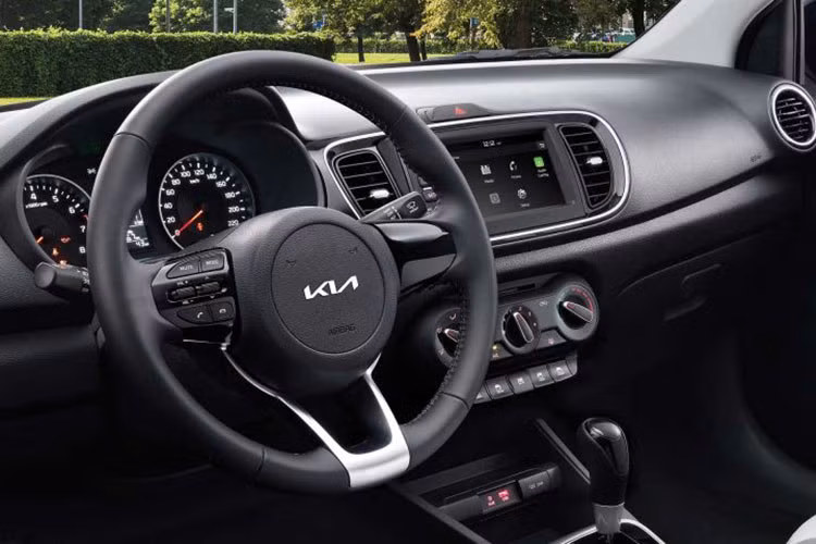 Xe có ngoại hình trẻ trung, thể thao với lưới tản nhiệt mũi hổ đặc trưng. So sánh với các xe ôtô mới giá trên 300 triệu khác, mẫu hatchback này của Kia sở hữu trang bị nội ngoại thất rất nổi bật với đèn trước là Halogen có Projector, đèn LED chạy ban ngày, đèn hậu LED, màn hình xe cảm ứng, ghế bọc da, điều hoà xe tự động…