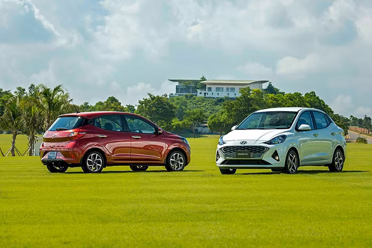 Hyundai i10 được đánh giá là lựa chọn vừa hợp với người mua xe cá nhân hay gia đình nhỏ, vừa hợp với người mua xe chạy dịch vụ như Grab, taxi… Giá xe Hyundai Grand i10 chính hãng tại Việt Nam hiện đang bán ra từ khoảng 360 - 455 triệu đồng (từ bản số sàn đến số tự động).