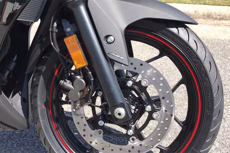 Đảm bảo sự êm ái cho R3 phiên bản 2018 là cặp phuộc trước 41mm và phuộc sau monoshock, tất cả đều đến từ Kayaba. Phanh trước/sau dạng đĩa đơn với đường kính lần lượt là 298mm và 220mm. Hệ thống ABS là trang bị tùy chọn của mẫu xe này tại thị trường Ấn Độ.