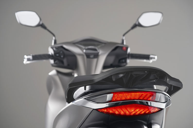 Đèn xi nhan cảnh báo của xe sẽ tự động bật khi phanh gấp; hộc đựng đồ được trang bị thêm cổng sạc USB loại C tiện lợi; chức năng kết nối bluetooth trên một mẫu xe máy đi kèm với ứng dụng My Honda+ trên điện thoại thông minh…