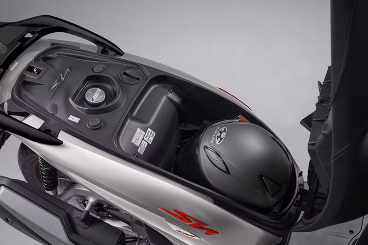 Với mẫu xe mới SH350i, Honda Việt Nam đã có được một bước đi dài về công nghệ khi trang bị: ABS hai kênh hoạt động ở cả bánh trước và bánh sau; HSTC giúp phát hiện ra bất kỳ sự sai khác nào về tốc độ giữa bánh trước và bánh sau khi xe di chuyển trong điều kiện đường trơn trượt; hệ thống khóa thông minh - SMART Key...