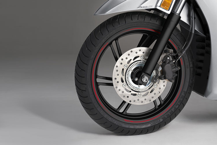 Về vận hành, SH350i trang bị động cơ hoàn toàn mới eSP+, dung tích 329,6cc, SOHC xy lanh đơn 4 van, phun xăng điện tử PGM-Fi, làm mát bằng dung dịch cho công suất tối đa 21,5kW tại 7.500 vòng/phút và mô-men xoắn cực đại 31,8Nm tại 5.250 vòng/phút.