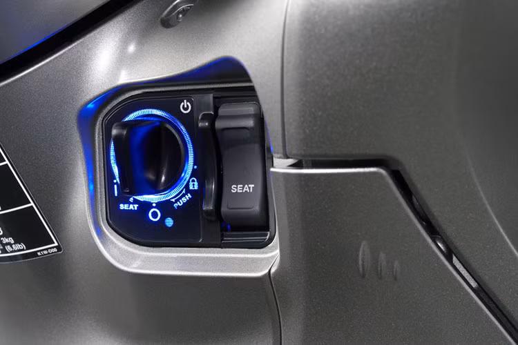 Hệ thống treo trước có phuộc ống lồng đường kính 35 mm và giảm xóc đôi phía sau với cánh tay đòn bằng nhôm đúc liên kết Oleo-Link gắn bên dưới động cơ để hỗ trợ cảm giác lái và hấp thụ va chạm. Lốp xe có kích thước 110/70-16 ở phía trước và 130/70R16 ở phía sau kết hợp với bộ vành 16 inch.
