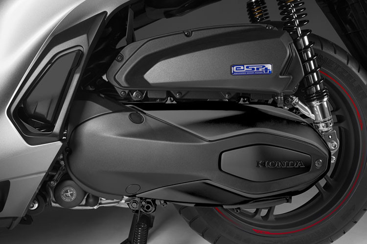 Động cơ trên Honda SH350i 2021 mới tại Việt Nam được áp dụng hàng loạt công nghệ hiện đại nhằm giảm ma sát như bộ tăng cam thủy lực, bơm giảm áp, xi lanh lệch, cò mổ con lăn và dây đai với cấu trúc mới...