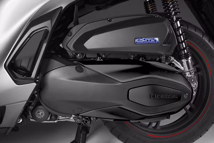 Động cơ trên Honda SH350i 2021 mới tại Việt Nam được áp dụng hàng loạt công nghệ hiện đại nhằm giảm ma sát như bộ tăng cam thủy lực, bơm giảm áp, xi lanh lệch, cò mổ con lăn và dây đai với cấu trúc mới...