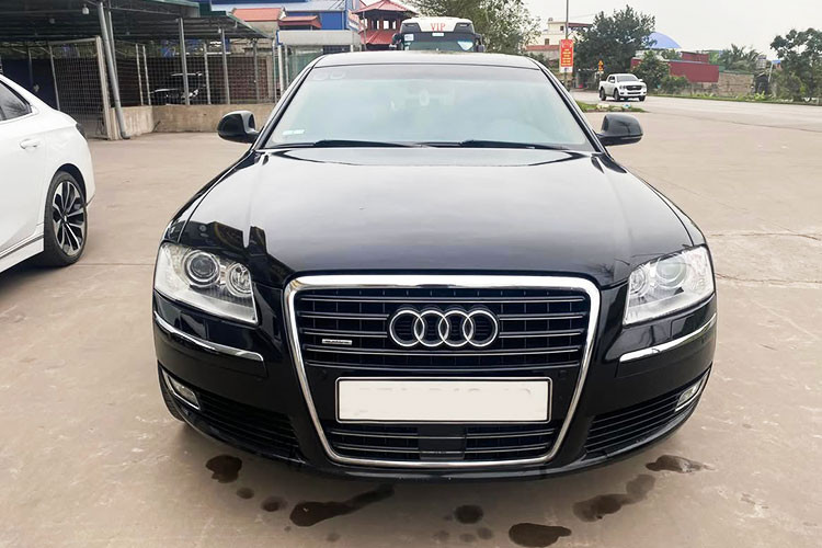 Mặc dù chiếc Audi S8 2008 này không hề rẻ so với tuổi đời nhưng lại hấp dẫn nhờ độ hiếm, thiết kế sang trọng và đặc biệt là khối động cơ V10 chung nền tảng với Lamborghini Gallardo. Đây sẽ là lựa chọn đáng cân nhắc cho những tín đồ đam mê tốc độ và giá trị xe sang châu Âu.