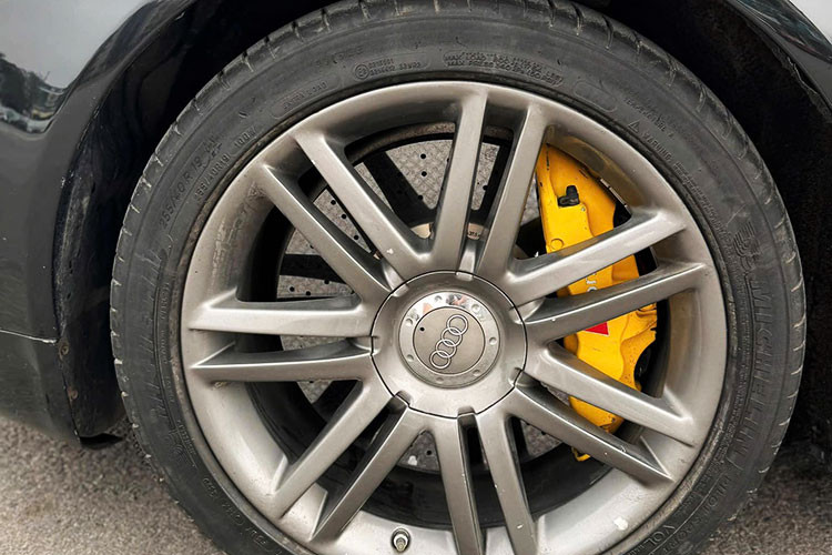 Chiếc Audi S8 2008 đời cũ rao bán này được sơn màu đen bóng, mang lại vẻ ngoài sang trọng. Lớp sơn vẫn bảo toàn độ sáng bóng, chỉ có chóa đèn pha hơi ngã vàng nhẹ do tuổi đời cao. Xe được trang bị bộ mâm đa chấu kết hợp với cùm phanh vàng, tạo điểm nhấn thể thao.