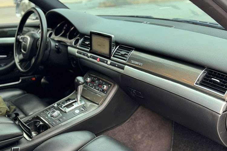 Khối động cơ này sản sinh công suất 450 mã lực và mô-men xoắn 540 Nm, giúp xe tăng tốc từ 0-100 km/h trong 4,1 giây – con số ấn tượng với một chiếc sedan nặng gần 2 tấn. 