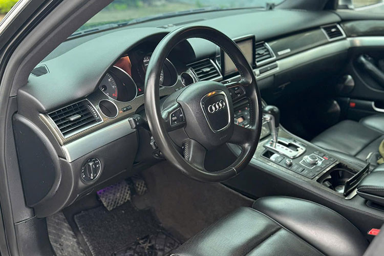 Audi S8 2008 gây chú ý khi được trang bị khối động cơ V10 dung tích 5.2L hút khí tự nhiên, phát triển trên nền tảng của Lamborghini Gallardo nhưng được tinh chỉnh để phù hợp với sedan.