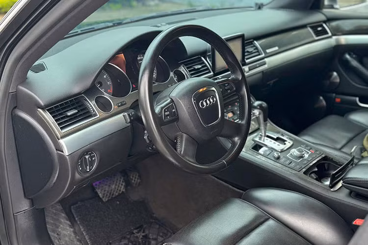 Audi S8 2008 gây chú ý khi được trang bị khối động cơ V10 dung tích 5.2L hút khí tự nhiên, phát triển trên nền tảng của Lamborghini Gallardo nhưng được tinh chỉnh để phù hợp với sedan.