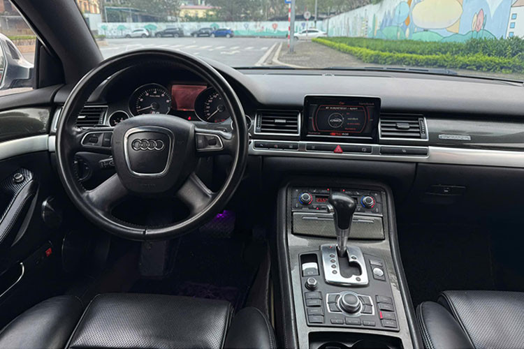 Bên trong khoang nội thất, chiếc Audi S8 được bảo quản khá tốt so với tuổi đời. Da ghế vẫn căng, ít vết nhăn, chứng tỏ xe được chủ cũ giữ gìn cẩn thận. Xe trang bị ghế trước chỉnh điện đa hướng và sưởi ấm, màn hình giải trí có thể ẩn vào trong táp-lô, điều hoà riêng biệt cho hàng ghế sau.