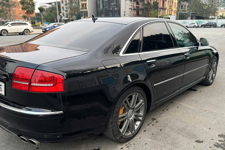 Tuy nhiên, ngôn ngữ thiết kế đặc trưng, độ hiếm và động cơ đặc biệt là những yếu tố khiến mẫu xe sedan Audi S8 hiệu năng cao này này trở nên đắt giá hơn so với những "người anh em" của mình.