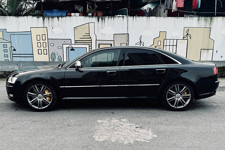 So với những chiếc xe sedan Audi A8 cùng thế hệ trên thị trường xe cũ, Audi S8 hạng sang 2008 có giá cao hơn đáng kể. Trong khi những chiếc Audi A8 cùng đời chỉ có giá mềm hơn, mức giá hơn 500 triệu đồng cho chiếc S8 được đánh giá là khá cao.