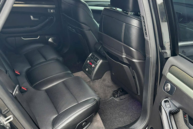 Với mức giá xe Audi S8 2008 rao bán hơn 500 triệu đồng trên sàn xe cũ, chiếc Audi S8 2008 này được xem là sự lựa chọn đối với những người yêu thích xe hiếm, động cơ V10 mạnh mẽ cùng thiết kế thể thao.