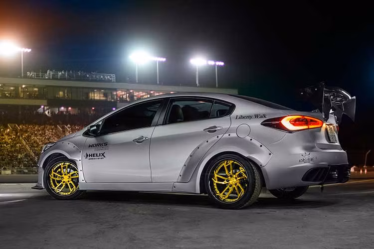 Không hãng độ nào thiết kế sẵn bộ bodykit kiểu Maserati như này cho Kia K3 và đây là một sáng tạo ấn tượng do chính những người thợ ở PhiLong thực hiện. Xe sở hữu nẹp lướt gió cản trước, bên sườn và cánh gió đuôi cỡ lớn bằng sợi carbon khiến chiếc xe nhìn như một chiếc xe đua thể thao mạnh mẽ. 