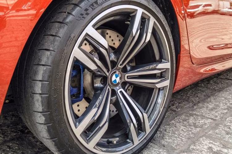 So với những chiếc Gran Coupe tiêu chuẩn, M6 Gran coupe có một số thay đổi như trang bị bộ la-zăng hợp kim nhẹ 20 inch đặc trưng của M Performance.