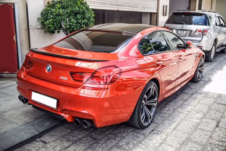 Ở phần đuôi xe, BMW M6 Gran Coupe được chủ xe đã gắn thêm cánh lướt gió nhỏ nhằm tăng thêm tính thể thao cho chiếc xe.