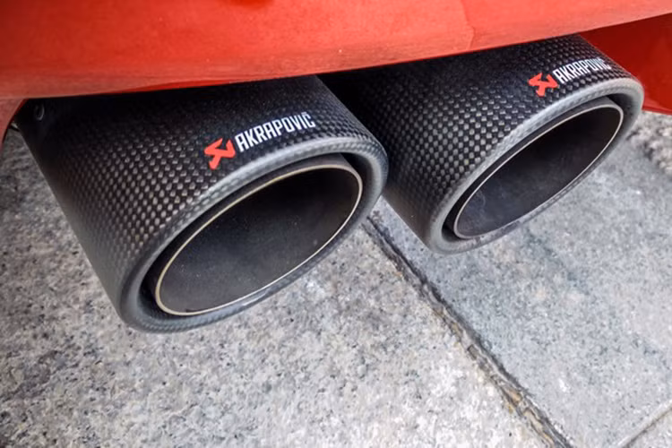 Điểm đặc biệt của chiếc xe này chính là hệ thống ống xả đã được chủ nhân thay đổi bằng sản phẩm hàng hiệu của hãng pô danh tiếng Akrapovic.