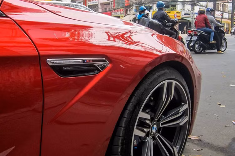 BMW M6 Gran Coupe sở hữu nhiều chi tiết thiết kế thể thao, từ cản trước, cản sau cho đến các chi tiết khác như la-zăng, 2 bên sườn xe thiết kế khá gân guốc.