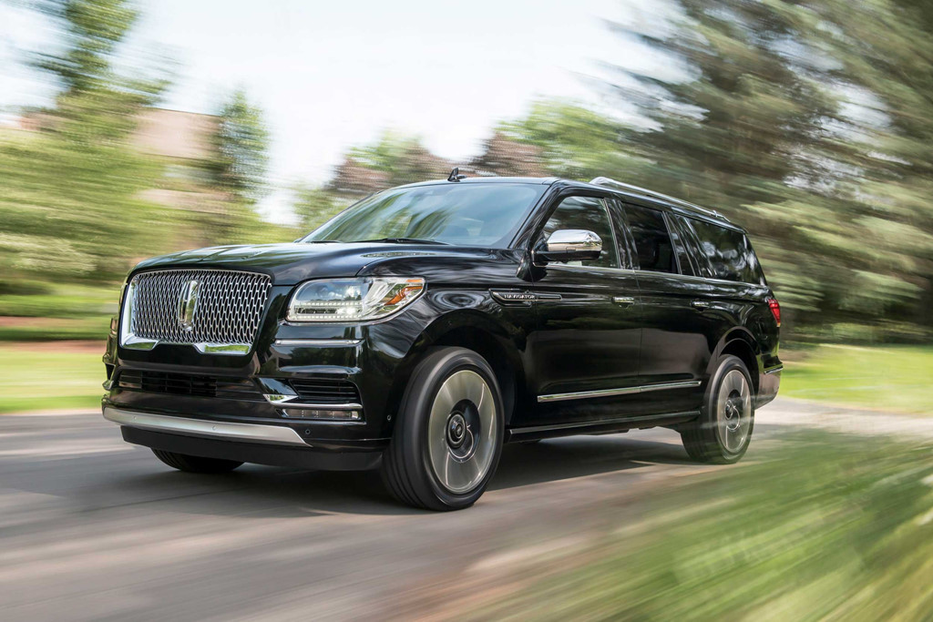 Lincoln Navigator: Thương hiệu con của Ford trang bị cho chiếc xe động cơ V6 3.5 tăng áp kép với công suất 450 mã lực cùng hộp số tự động 10 cấp. Phiên bản 2018 cũng là lần "lột xác" toàn diện của chiếc SUV này sau gần 10 năm biến mất khỏi bản đồ xe sang.