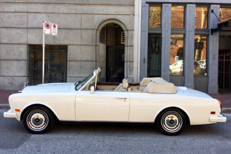 Đây là mẫu xe hai cửa, với 5 chỗ ngồi, động cơ đặt phía trước và dùng hệ dẫn động bánh sau. Xe chỉ có phiên bản coupe và mui trần. Rolls-Royce sản xuất mẫu xe này chủ yếu trong thời gian từ năm 1971 đến 1995.