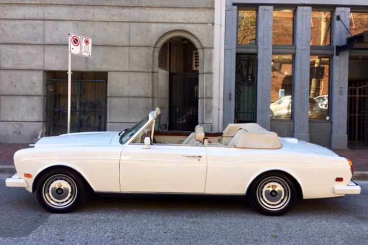 Đây là mẫu xe hai cửa, với 5 chỗ ngồi, động cơ đặt phía trước và dùng hệ dẫn động bánh sau. Xe chỉ có phiên bản coupe và mui trần. Rolls-Royce sản xuất mẫu xe này chủ yếu trong thời gian từ năm 1971 đến 1995.