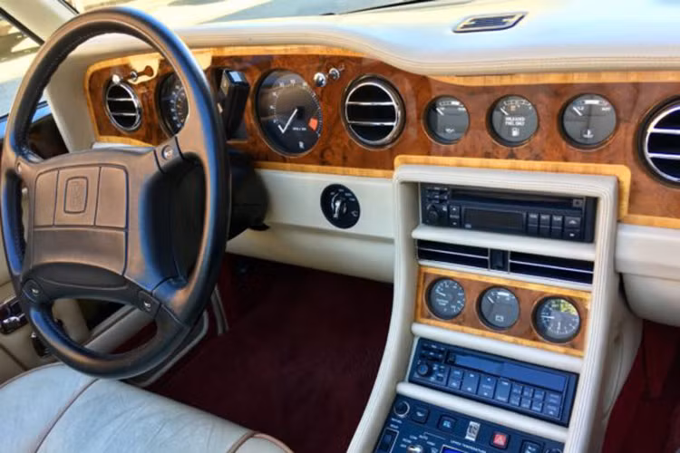 Ở ba thế hệ đầu, mẫu xe này có cửa sổ sau bằng nhựa và mui xếp đóng mở bằng tay. Đến tận thế hệ thứ 4, ra mắt vào năm 1992, Corniche mới được trang bị hộp số tự động 4 cấp và cửa sổ nhựa phía sau được thay bằng cửa kính. Mui xe cũng đã được lắp mô-tơ, thay vì phải đóng/mở bằng tay như trước.