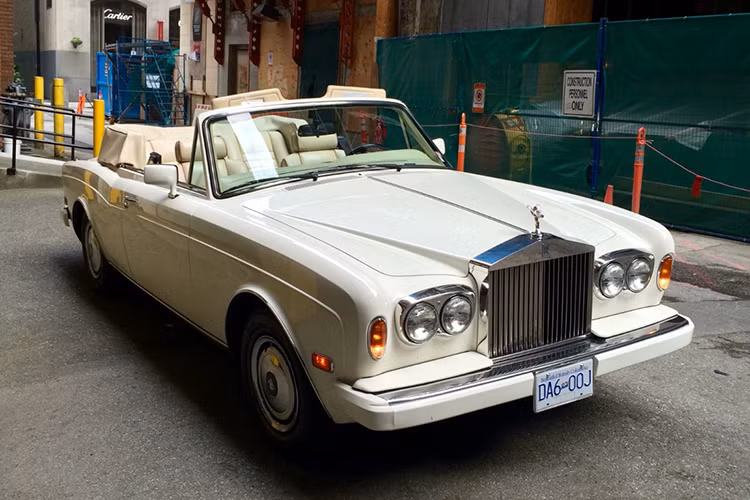 Theo giới chơi xe tại Việt Nam, chiếc Rolls-Royce Corniche mới nhất là đời 2000, mang biển đăng ký TP. HCM, thuộc sở hữu tư nhân. Số xe Corniche có mặt tại Việt Nam đến nay được cho là chỉ có khoảng 3 chiếc. Corniche không phải mẫu xe có giá tính phí trước bạ cao nhất của Rolls-Royce tại Việt Nam, mà là dòng Phantom và Ghost.
