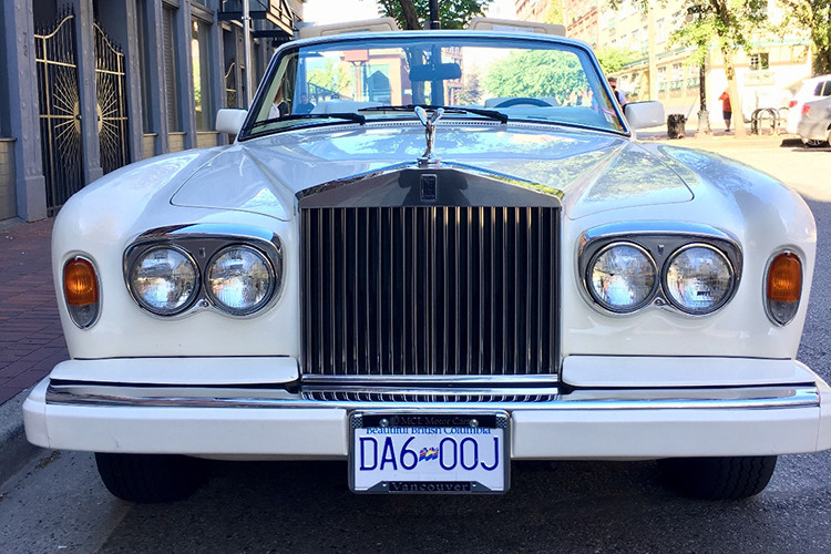 Mẫu xe này được đặt theo một từ tiếng Pháp và Ý - Corniche, có nghĩa là một con đường ven biển. Theo thống kê, chỉ có tổng cộng 6.776 chiếc xe sang Rolls-Royce Corniche được sản xuất trong suốt 31 năm. Trong đó, phần lớn xe được sản xuất trong giai đoạn từ năm 1971 đến 1995, với 5 thế hệ khác nhau, và có tới 5.146 chiếc là bản mui trần.