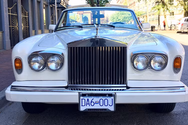 Mẫu xe này được đặt theo một từ tiếng Pháp và Ý - Corniche, có nghĩa là một con đường ven biển. Theo thống kê, chỉ có tổng cộng 6.776 chiếc xe sang Rolls-Royce Corniche được sản xuất trong suốt 31 năm. Trong đó, phần lớn xe được sản xuất trong giai đoạn từ năm 1971 đến 1995, với 5 thế hệ khác nhau, và có tới 5.146 chiếc là bản mui trần.