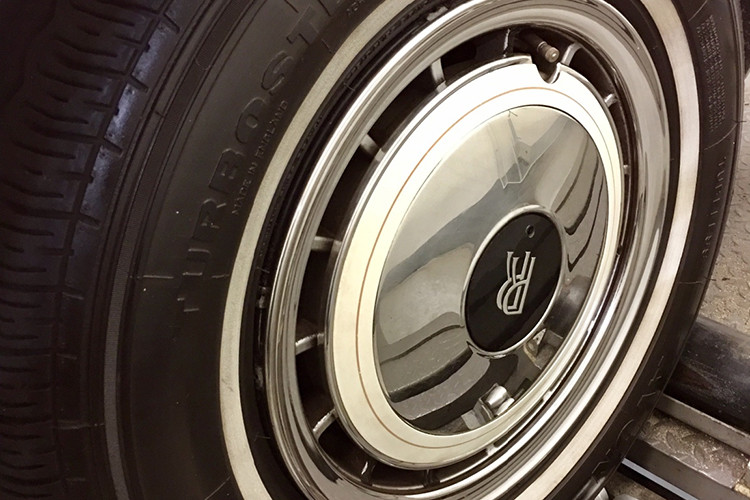 Rolls-Royce Corniche thế hệ đầu tiên được trang bị động cơ V8 dung tích 6.8L, kết hợp với hộp số tự động 3 cấp do GM cung cấp, cho công suất khoảng 237 mã lực tại hơn 4.000 vòng/phút. Xe có tốc độ tối đa 190 km/h.