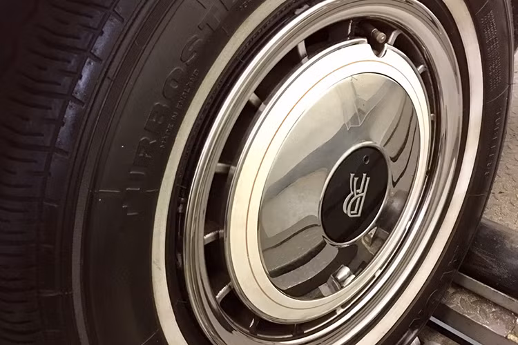 Rolls-Royce Corniche thế hệ đầu tiên được trang bị động cơ V8 dung tích 6.8L, kết hợp với hộp số tự động 3 cấp do GM cung cấp, cho công suất khoảng 237 mã lực tại hơn 4.000 vòng/phút. Xe có tốc độ tối đa 190 km/h.