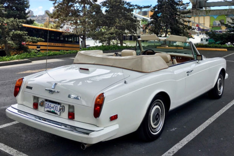 Vào năm 2002 Rolls-Royce và Bentley thực sự chia tách. Bentley đã vào tay Tập đoàn Volkswagen, còn Rolls-Royce thuộc sở hữu của BMW. Corniche từng là mẫu xe đắt nhất trong lịch sử Rolls-Royce khi ra mắt thế hệ thứ 5 vào năm 2000 với giá tiêu chuẩn từ 359.900 USD.