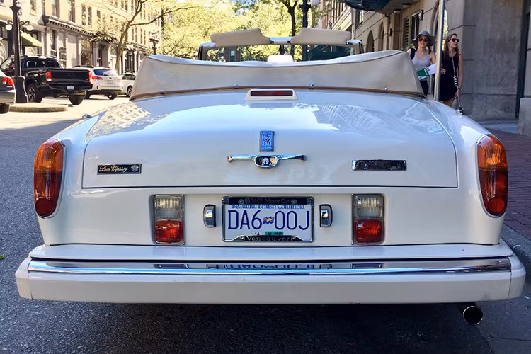 Xuất phát điểm của mẫu xe sang Rolls-Royce Corniche là phiên bản hai cửa của mẫu Rolls-Royce Silver Shadow. Đặc biệt, ở thế hệ đầu tiên, Corniche còn có phiên bản được bán dưới thương hiệu Bentley, bởi khi đó, Rolls-Royce và Benley vẫn "chung một nhà".