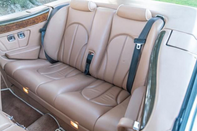 Đến thế hệ thứ 3, xe mới có trang bị túi khí và hệ thống bơm xăng; sang thế hệ thứ 4 mới có điều hoà. Dòng xe này bị ngừng sản xuất vào năm 1995 và sau đó sản xuất trở lại vào năm 2000 (thế hệ thứ 5, cũng là thế hệ cuối cùng) và chỉ kéo dài tuổi đời thêm hai năm, với 374 chiếc, trước khi bị chính thức dừng sản xuất vào năm 2002.