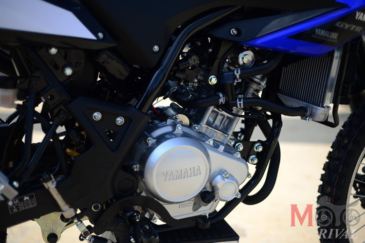 Ngoài ra, hệ thống giảm xóc trước của xe sử dụng loại phuộc ống lồng dài với kích thước đường kính lớn đạt 41 mm giúp thoải mái hơn cho các hoạt động off-road vì khả năng đàn hồi tốt. Đối với hệ thống giảm xóc phía sau, nó được hỗ trợ với một loại phuộc áp suất liên kết link-type monocross và có thể được điều chỉnh theo sở thích của người dùng.