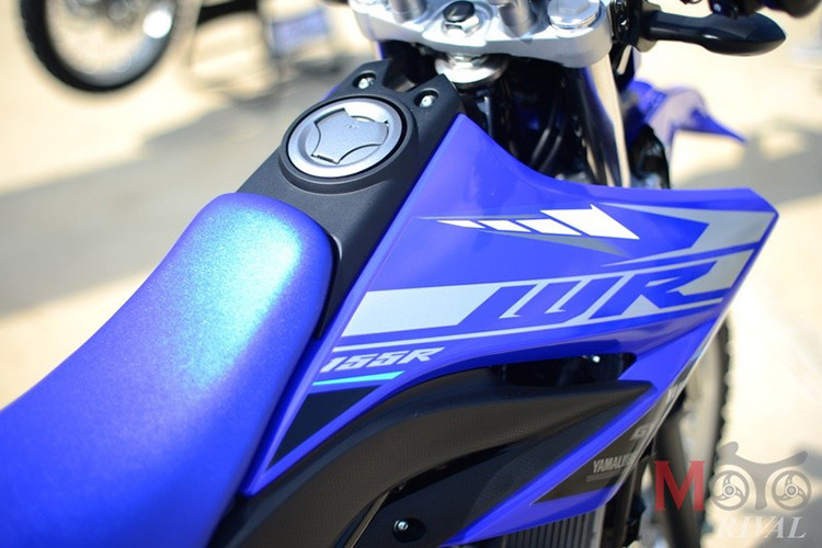 Yamaha WR155 2020 sở hữu chiều dài rộng cao lần lượt là 2.145 mm x 840 mm x 1.20 0mm với chiều cao yên là 888mm, trọng lượng xe chỉ 134kg cùng bình xăng lớn 8,1 lít. Xe sẽ được trang bị thông số vành chuẩn Enduro với vành sau 18 inch và trước là 21 inch cùng lốp nguyên bản là lốp Dual Sport đa dụng. Hệ thống an toàn trên chiếc xe sẽ được cung cấp cặp phanh đĩa trước sau với dạng đĩa đơn, không có ABS cùng kích thước lần lượt là 240mm phía trước và 220mm ở phía sau.