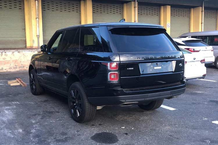 Điểm khác biệt so với những chiếc Range Rover HSE đời 2018 trước đây từng cập bến trước đó về Việt Nam, đó chính là việc ngoại thất chiếc Range Rover HSE Black Design trong bài viết này được sơn 1 tông màu đen ở ngoại thất đến bánh xe và các ghế ngồi bên trong khoang lái.