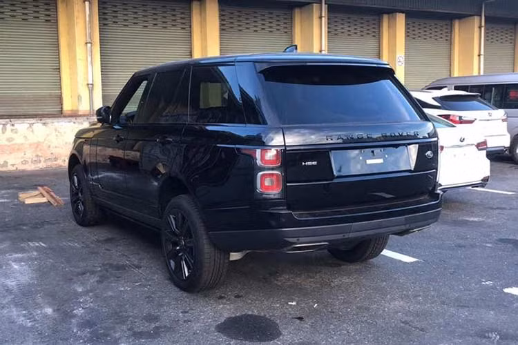 Điểm khác biệt so với những chiếc Range Rover HSE đời 2018 trước đây từng cập bến trước đó về Việt Nam, đó chính là việc ngoại thất chiếc Range Rover HSE Black Design trong bài viết này được sơn 1 tông màu đen ở ngoại thất đến bánh xe và các ghế ngồi bên trong khoang lái.