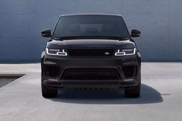 Hiện chưa rõ mức giá bán cho chiếc SUV hạng sang Range Rover HSE Black Design 2018 đầu tiên cập bến Việt Nam. Chỉ biết rằng, một số chiếc Range Rover HSE đời 2018 về nước trước đó được chào bán với giá hơn 8 tỷ đồng tại một số showroom nhập khẩu xe tư nhân.