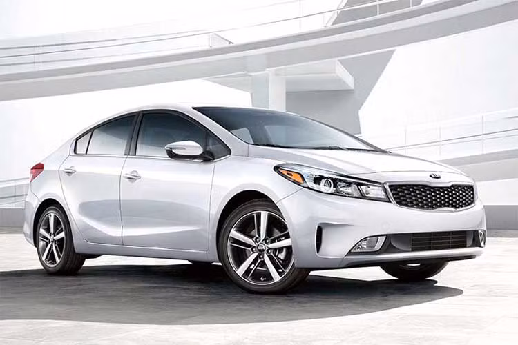 Cụm đèn pha được hãng xe ôtô Kia trang bị công nghệ LED và tách khỏi lưới tản nhiệt (nhìn cụm đèn pha này làm em gợi nhớ đến đèn pha LED trên chiếc Porsche Panamera 2017), hai hốc gió rộng hơn, lưới tản nhiệt hình mũi hổ được thiết kế nhiều đường nét tạo chiều sâu hơn.