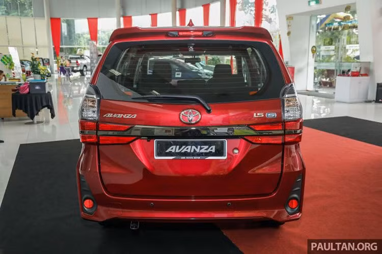 Phía sau Avanza 2019 trang bị cụm đèn hậu hình chữ L mới giống với mẫu Veloz. Thân xe vẫn giữ nguyên thiết kế so với đời cũ vì đây là phiên bản facelift (nâng cấp giữa vòng đời) chứ không phải thế hệ hoàn toàn mới.
